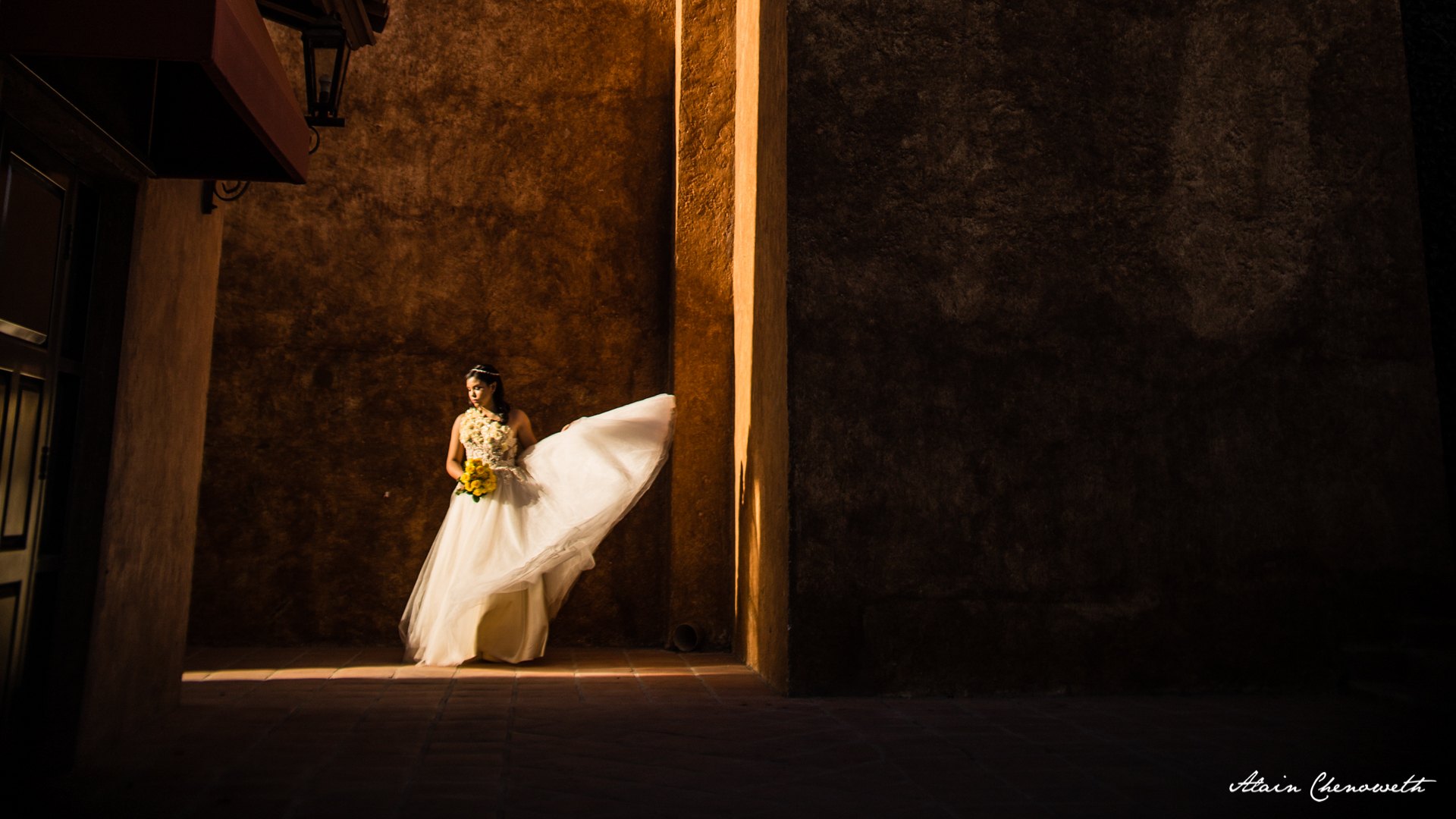 Novia en vestido blanco dentro de una locación cálida