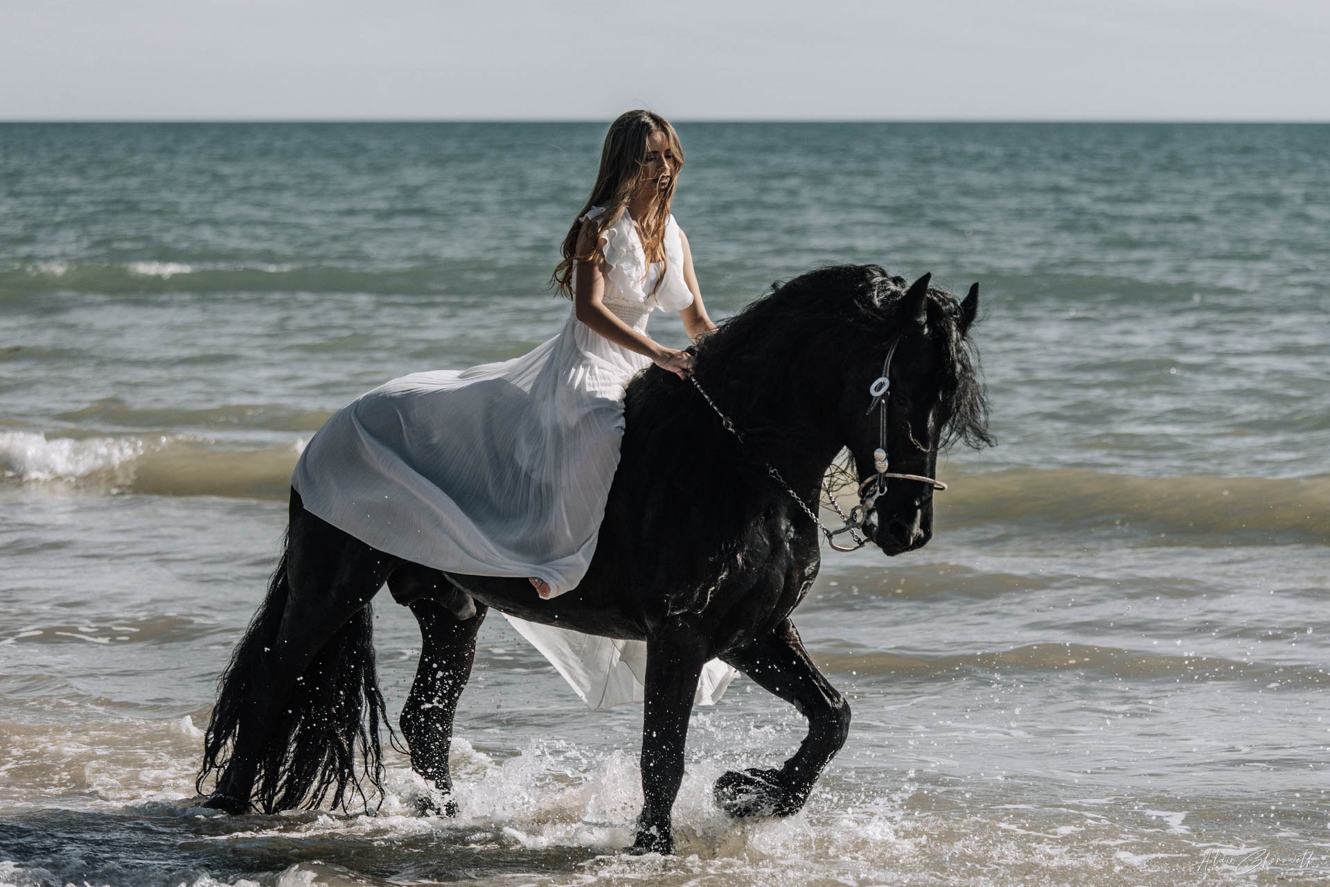 Quinceañera de vestido rosa y automóvil clásico
