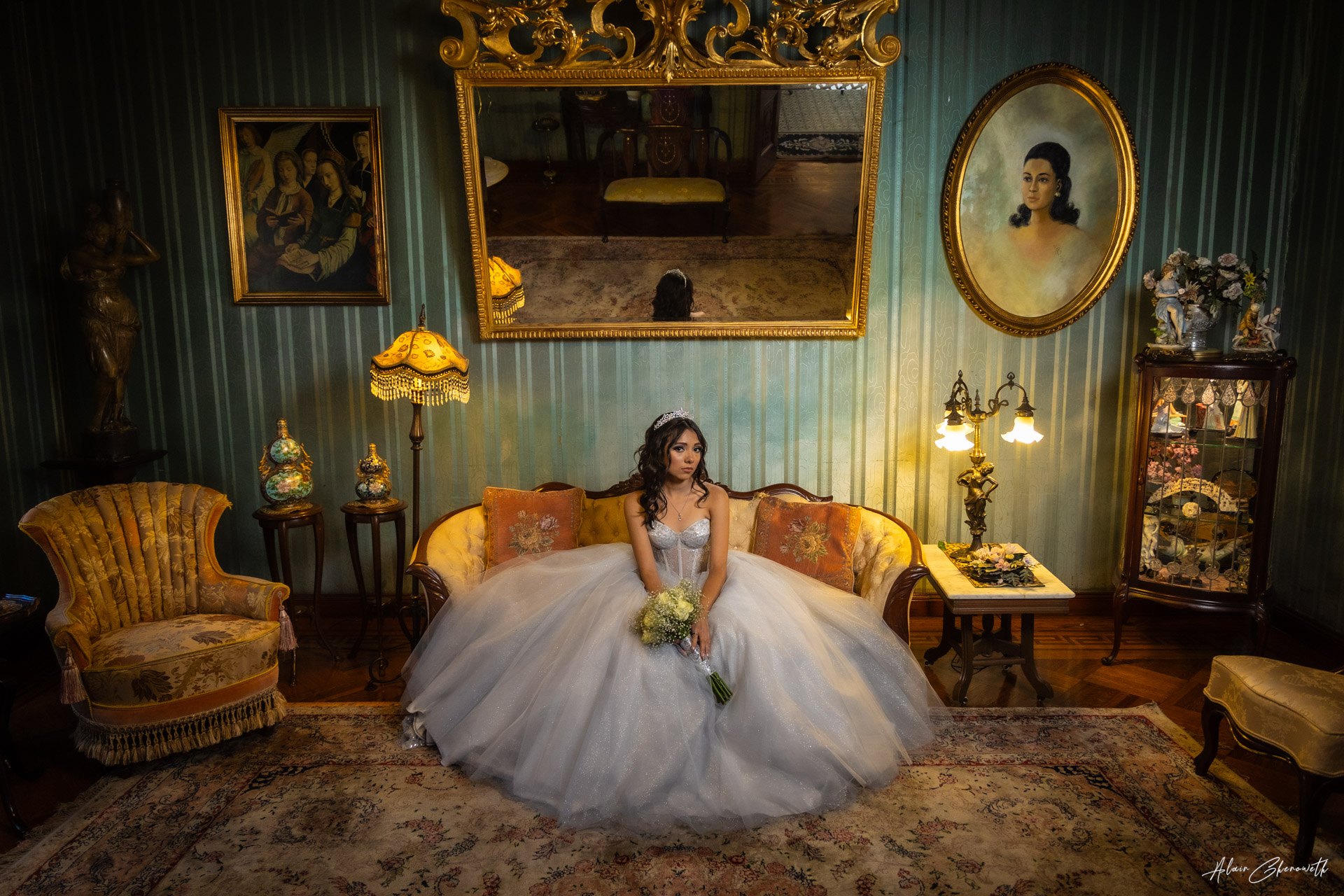 Retrato editorial con vestido verde en una estancia clásica